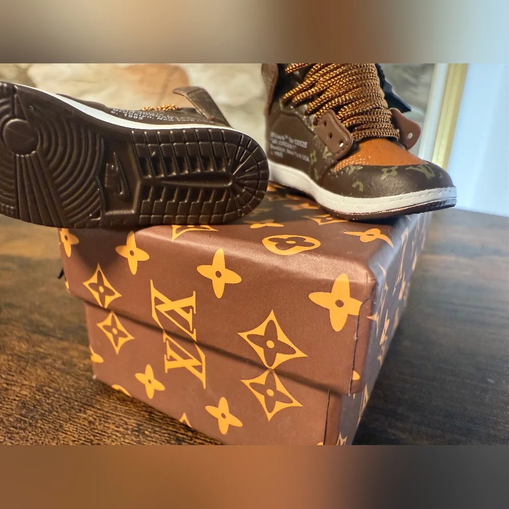 Luxe Inspired High-Top Pair Of Sneaker Keychains With Box! - Picture 2 of 12